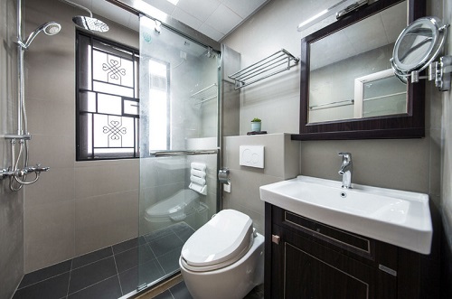 楼上卫生间漏水到楼下该谁负责维修？