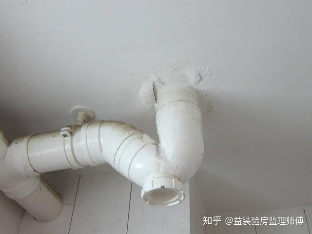 漏水出在卫生间，全部砸了重新装？防水师傅支招：大可不必
