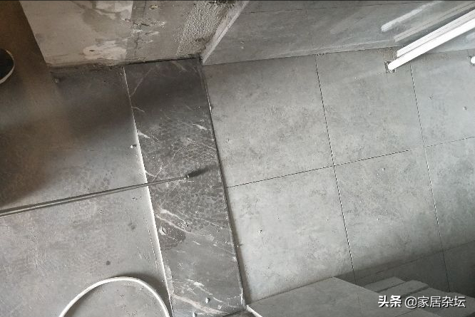 厕所漏水,别着急砸瓷砖,可以用美缝剂试试修复