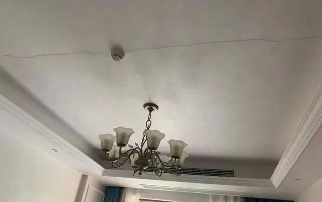 房顶出现裂缝漏水了怎么办？