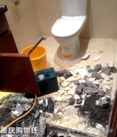 卫生间漏水原因有很多，排水管漏水是最不容易发现的