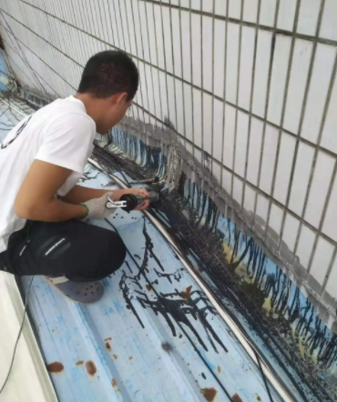 汉阳彩钢瓦和楼梯接缝补漏