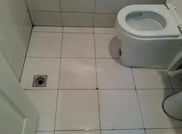 卫生间漏水需不需要砸了重新装？