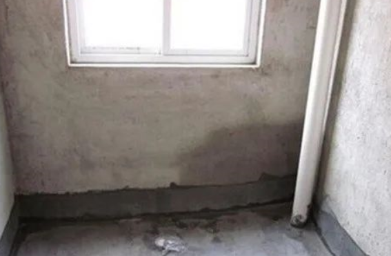 如何处理厕所地板漏水?资深防水师傅教你检测和修补漏水方法