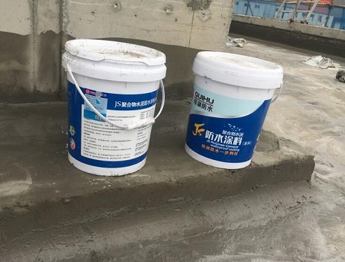 家里做防水时楼顶，卫生间，厨房防水涂料应该讲究涂刷薄厚均匀