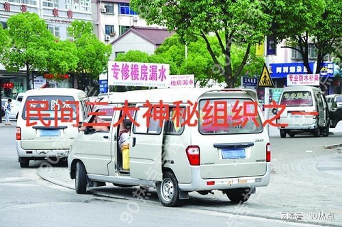 湖北男子请人补漏，68元一公斤胶水，师傅打了一百公斤还没修好