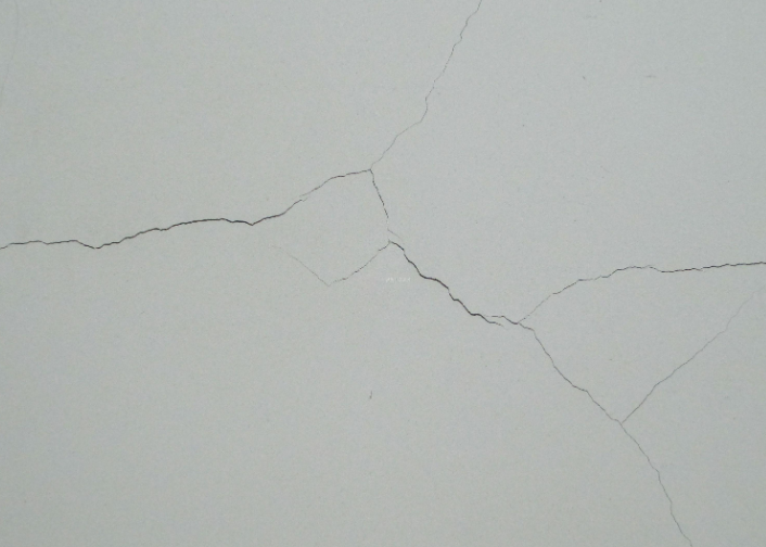 武汉装修厕所做完防水后表面有裂缝怎么办？