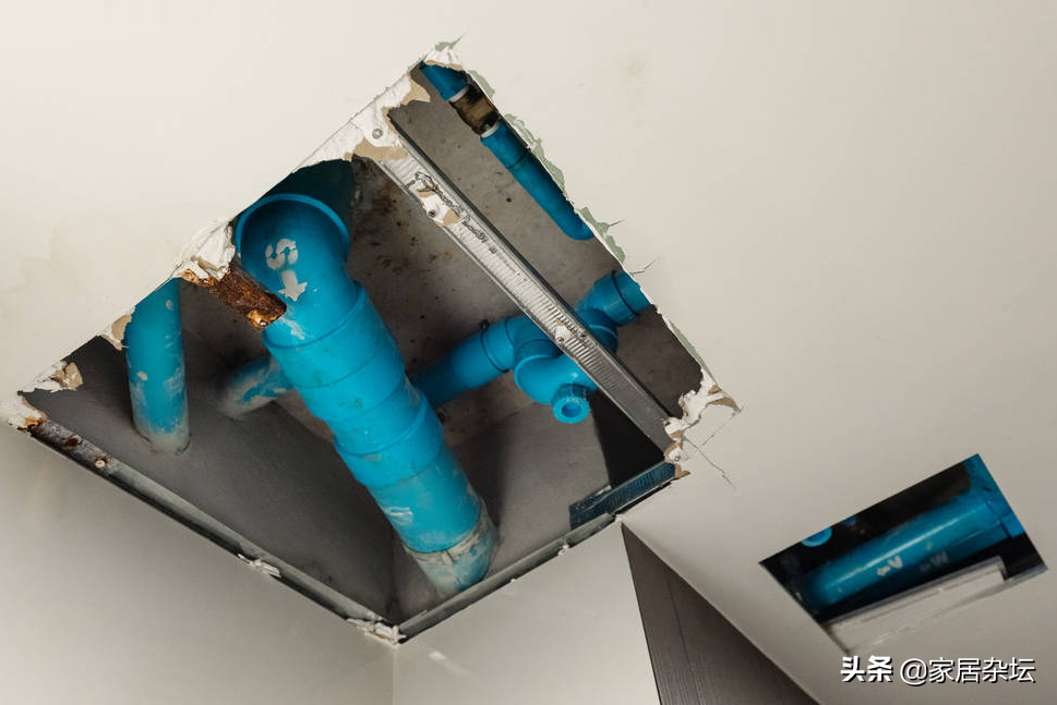 厕所漏水不一定要砸瓷砖，可以先封闭瓷砖缝临时解决厕所漏水问题