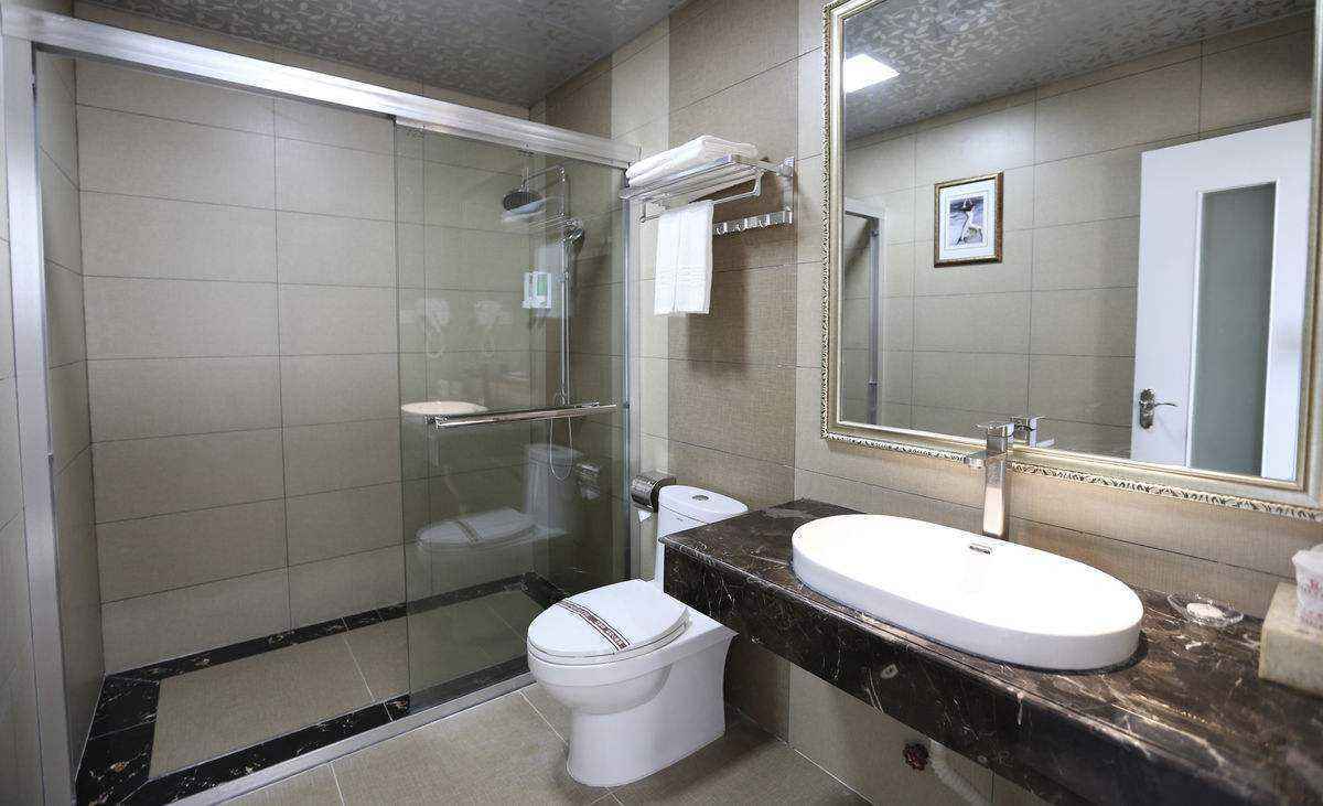 免砸砖防水堵漏-就用双组份透明防水聚脲 