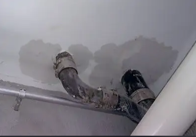 卫生间漏水渗水到楼下，需要砸瓷砖吗？